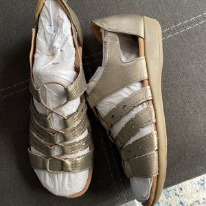 Origins earth sandal - size 8 - metallic leather